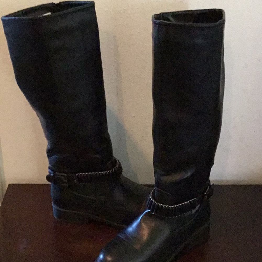 Boots , size 9, that zipper up used been wore once